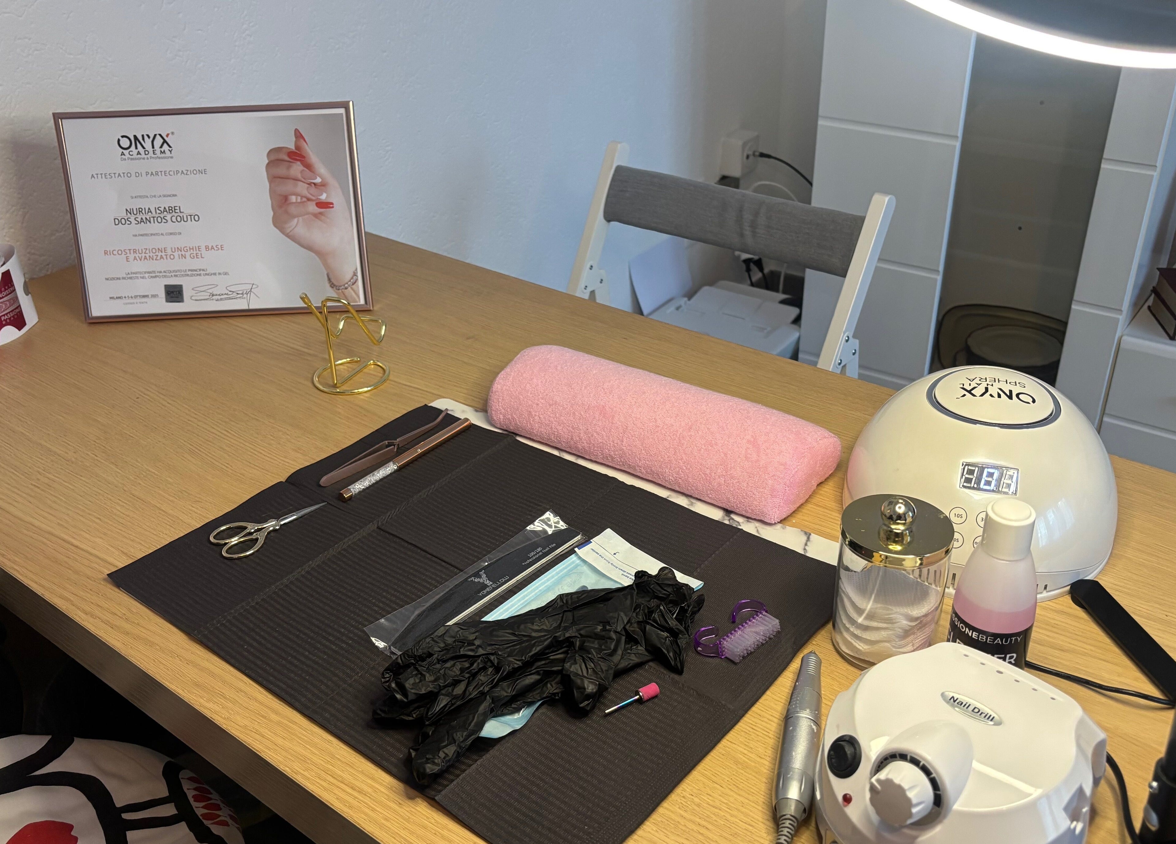 Postazione unghie di NS nails studio a Bodio, Ticino, CH; strumenti manicure ordinati su tavolo elegante.