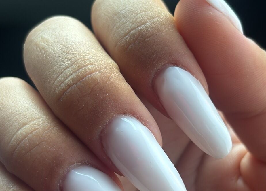 Nail art bianco presso NS nails studio a Bodio, Ticino, CH, elegante e raffinato.