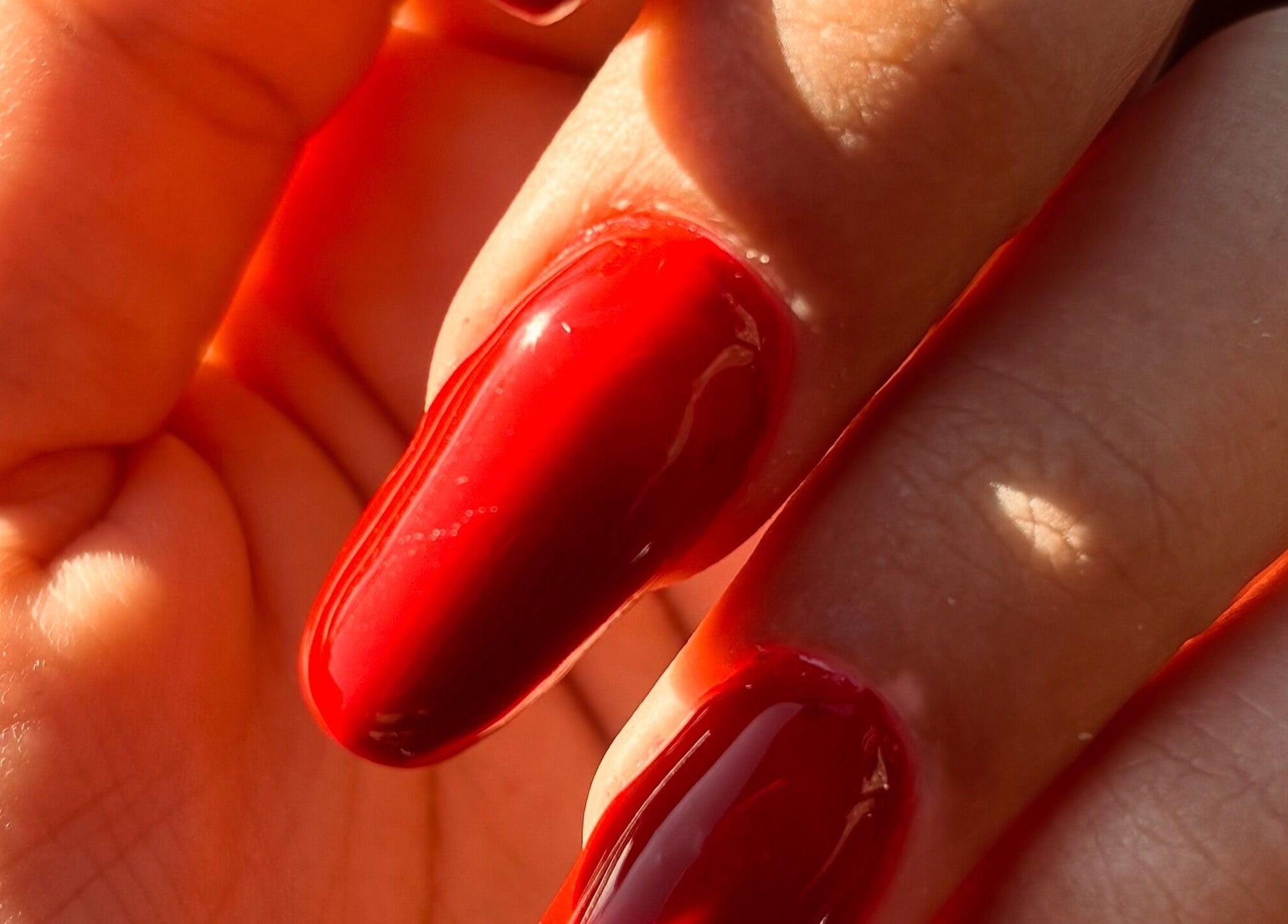 Unghie rosse impeccabili presso NS nails studio, Bodio, Ticino, CH.