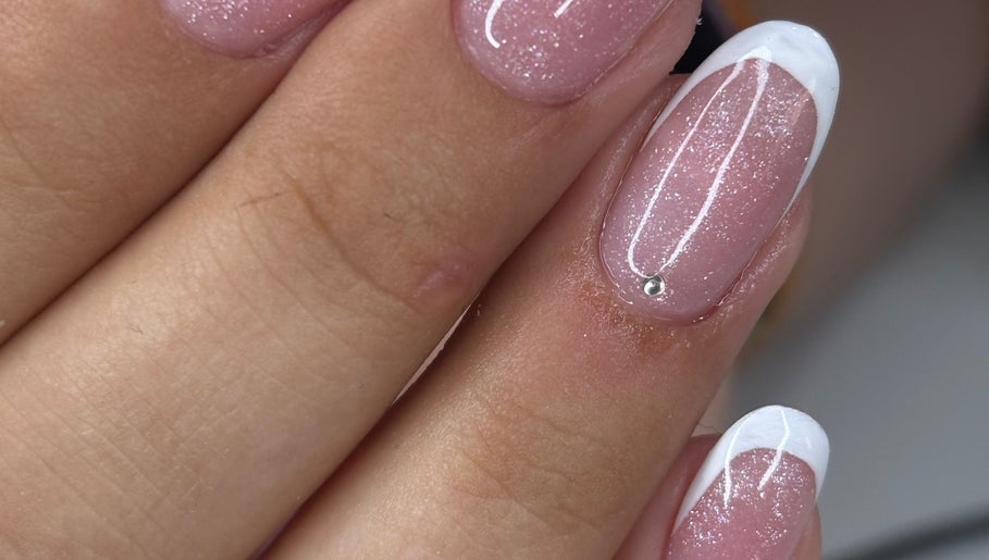 Elegante manicure glitterata presso Melania Nails e Lash, Verdellino, Lombardia, IT.