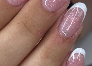 Elegante manicure glitterata presso Melania Nails e Lash, Verdellino, Lombardia, IT.