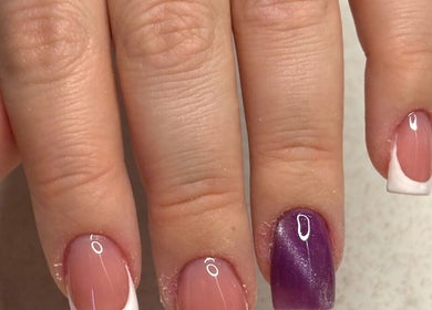 Manicure elegante a Melania Nails e Lash, Verdellino, Lombardia, IT con design francese e viola.