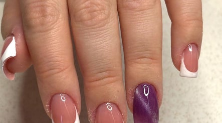 Manicure elegante a Melania Nails e Lash, Verdellino, Lombardia, IT con design francese e viola.