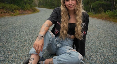 Jeune femme assise sur une route près de Mylène Esthétique, Rouyn-noranda, Québec, CA.
