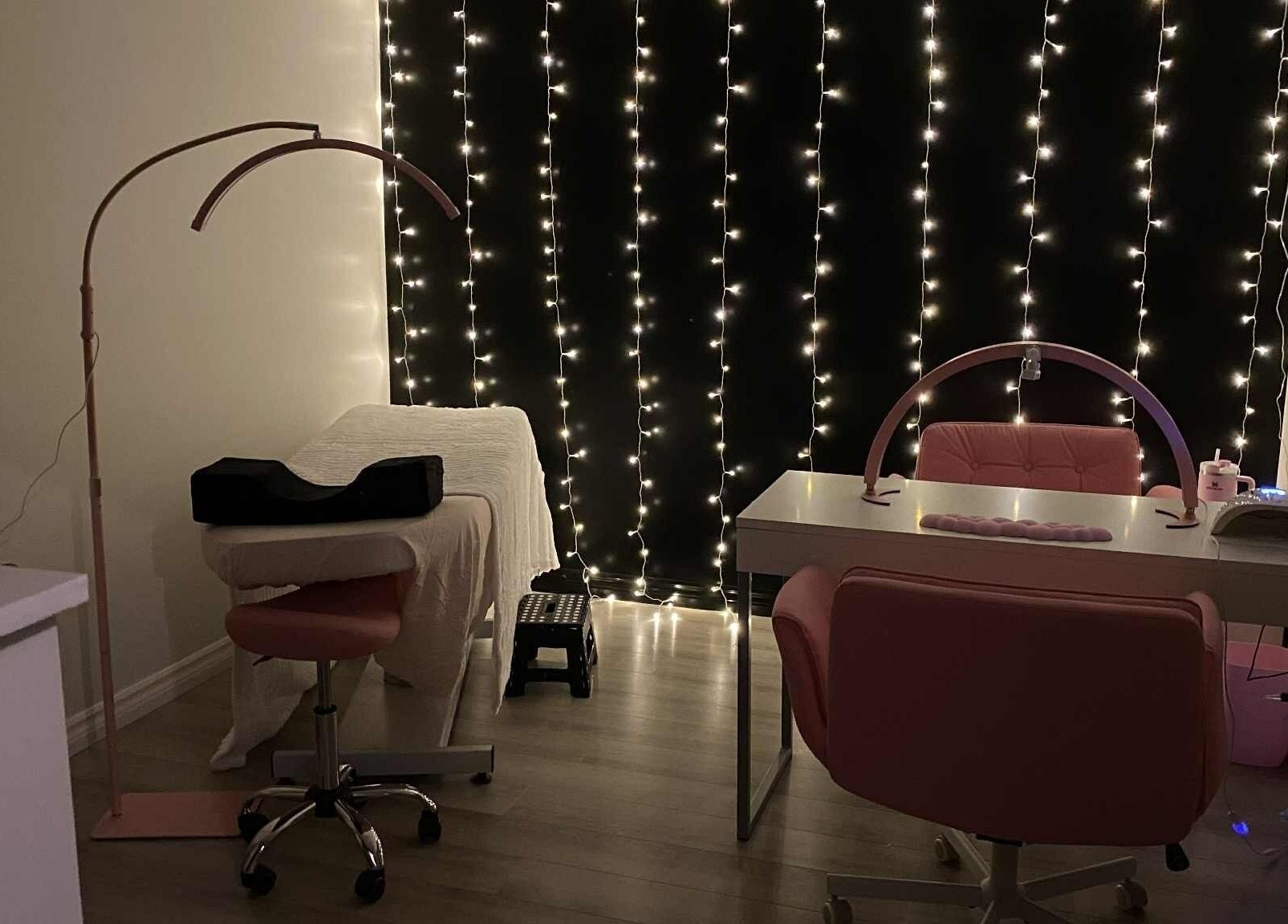 Intérieur de Mylène Esthétique à Rouyn-Noranda, Québec, CA avec éclairages doux et mobilier élégant.