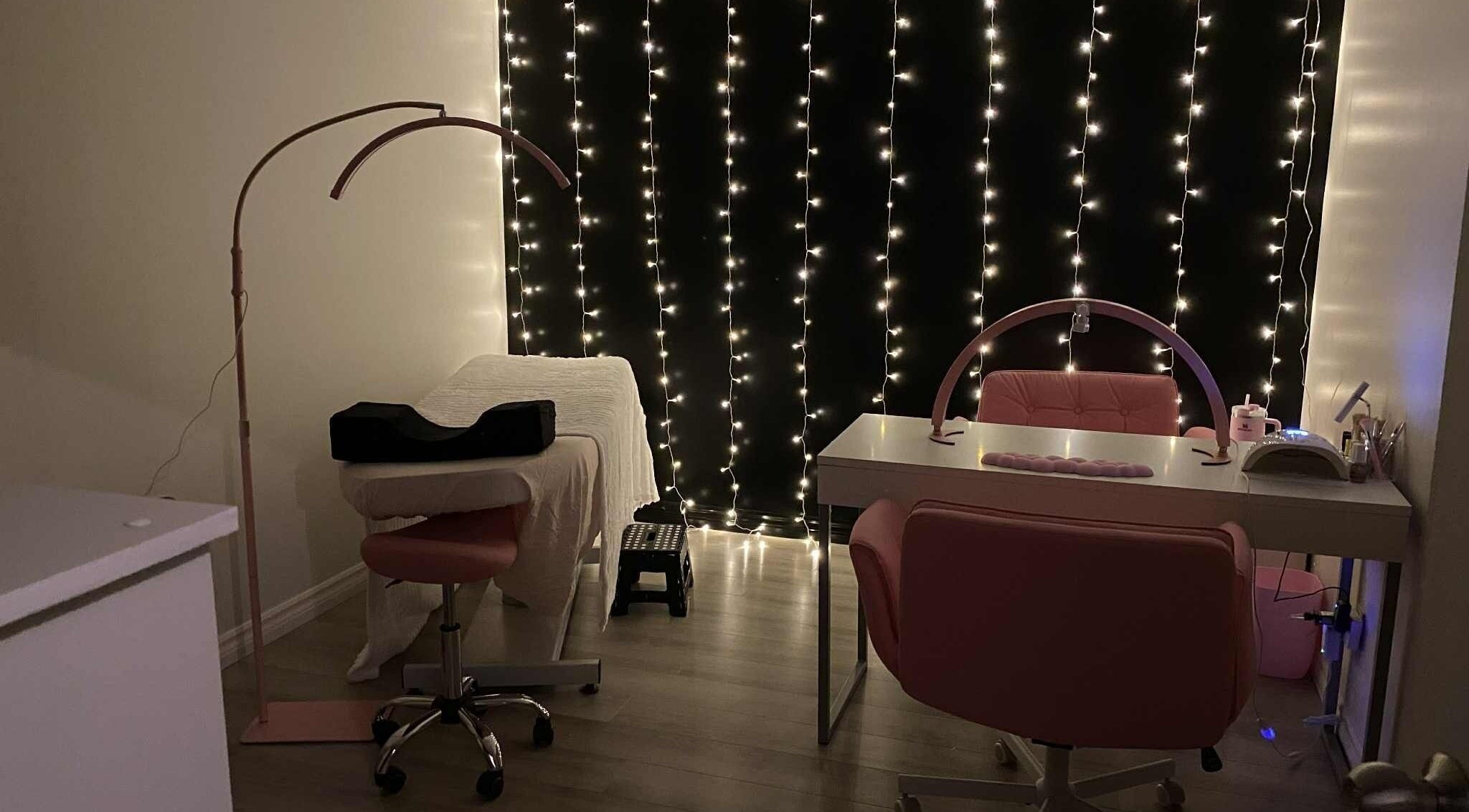 Intérieur de Mylène Esthétique à Rouyn-Noranda, Québec, CA avec éclairages doux et mobilier élégant.