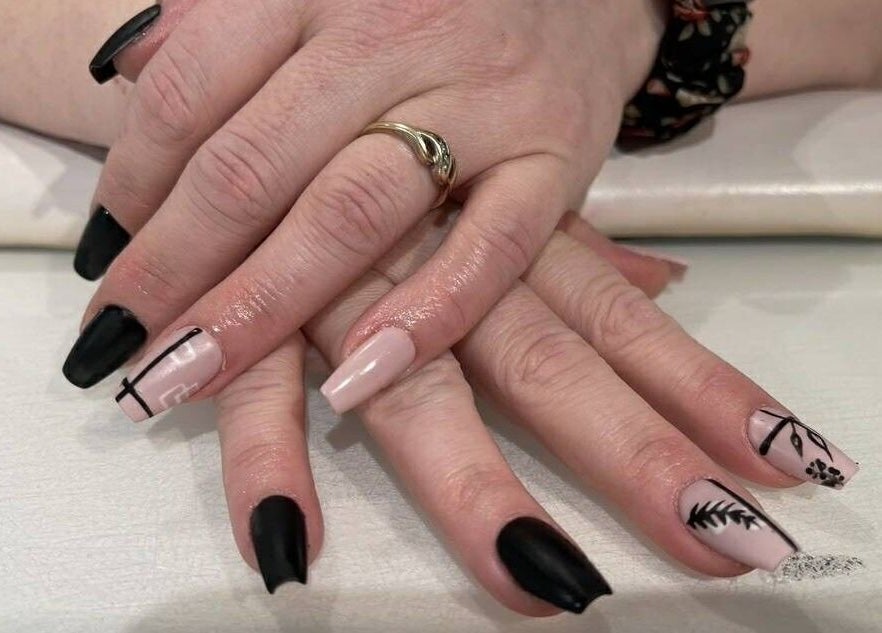 Art d'ongles noir et rose à Mylène Esthétique, Rouyn-noranda, Québec, CA.