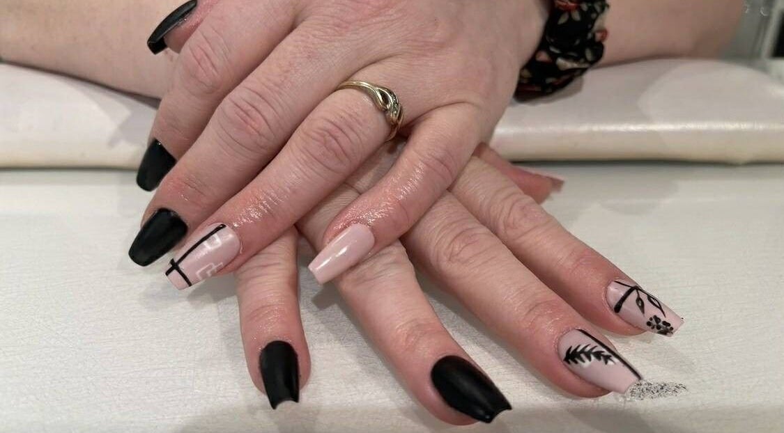 Art d'ongles noir et rose à Mylène Esthétique, Rouyn-noranda, Québec, CA.