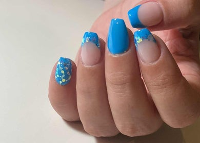 Manucure bleue étincelante chez Mia Esthétique, Rouyn-noranda, Québec, CA.