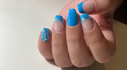 Manucure bleue étincelante chez Mia Esthétique, Rouyn-noranda, Québec, CA.