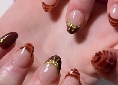 Nail art chocolat à Mia Esthétique, Rouyn-Noranda, Québec, CA. Design élégant.