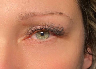 Extension de cils à Mia Esthétique, Rouyn-noranda, Québec, CA. Un œil magnifiquement maquillé.