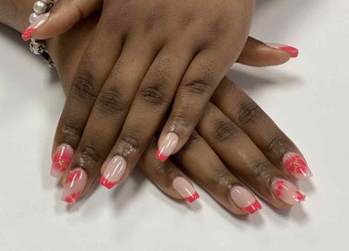 Nail art élégant à Mia Esthétique, Rouyn-Noranda, Québec, CA, accentue beauté avec détails rouges.