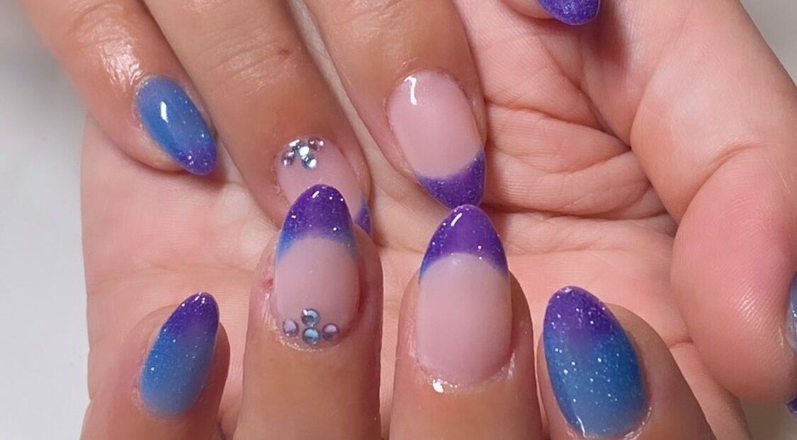 Nail art éclatant violet et bleu à Mia Esthétique, Rouyn-noranda, Québec, CA.