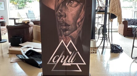 Affiche artistique chez Sonyarttattoo, Meaux, Île-de-France, FR, montrant un visage dramatique et le mot 'chill'.