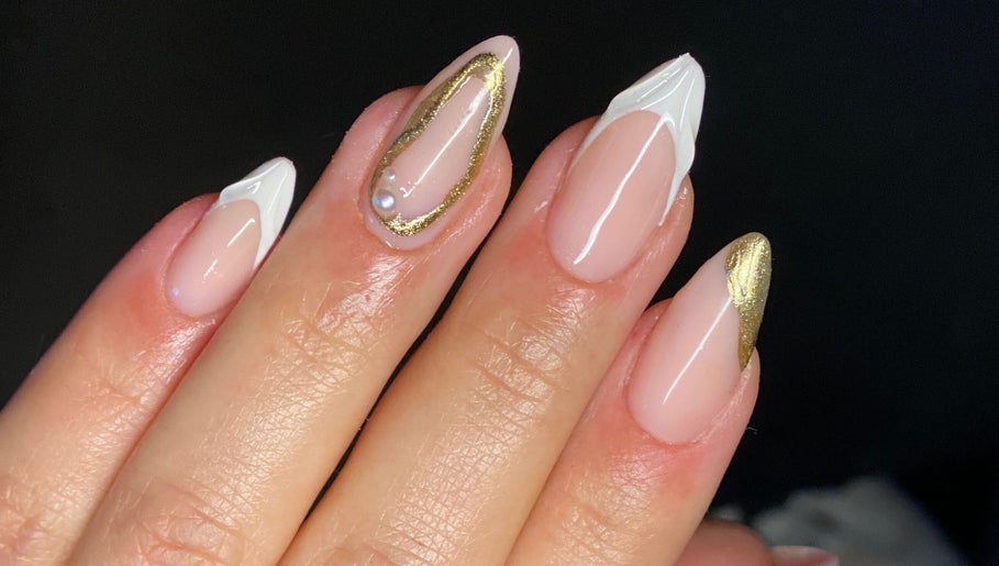 Manucure élégante chez Nailsart_elee à Miribel, Auvergne-Rhône-Alpes, FR avec des motifs dorés et blancs.