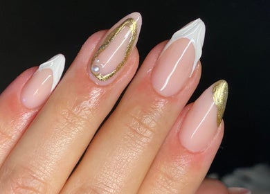 Manucure élégante chez Nailsart_elee à Miribel, Auvergne-Rhône-Alpes, FR avec des motifs dorés et blancs.