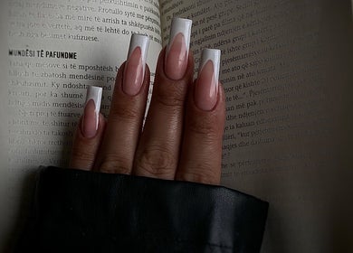 Manucure moderne chez Nailsart_elee à Miribel, Auvergne-rhône-alpes, FR, avec ongles longs et design français.