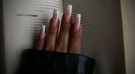 Manucure moderne chez Nailsart_elee à Miribel, Auvergne-rhône-alpes, FR, avec ongles longs et design français.