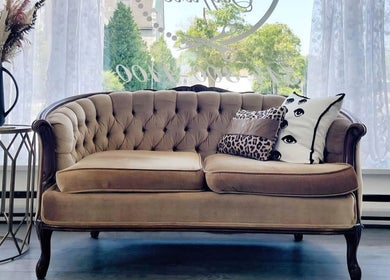 Canapé en velours avec coussins à Studio La confession, Montréal, Québec, CA.