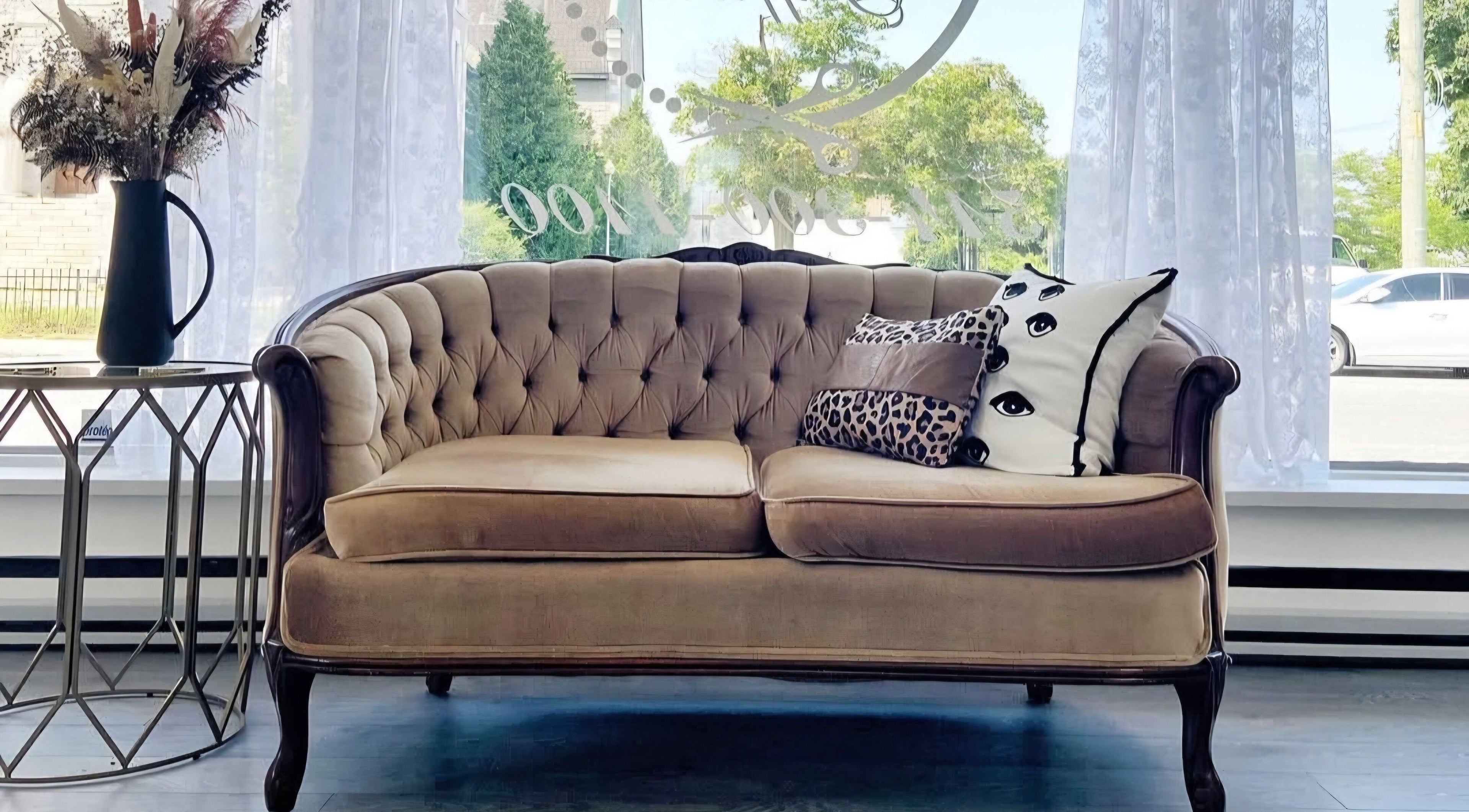 Canapé en velours avec coussins à Studio La confession, Montréal, Québec, CA.