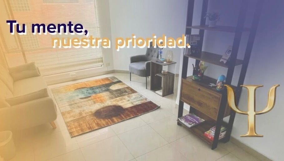 Espacio acogedor en PSICOSEB, Bogotá, Bogotá, CO, con sofá y estante.