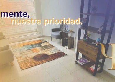 Espacio acogedor en PSICOSEB, Bogotá, Bogotá, CO, con sofá y estante.