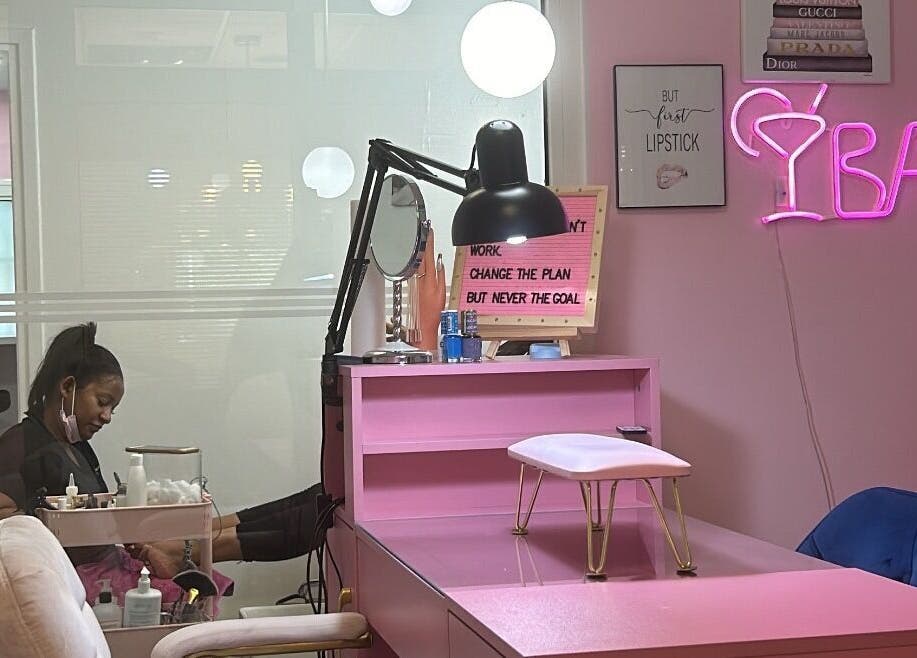 Cozy beauty treatment at Meet Me Studio, Cole Bay, Dutch Sint Maarten, US. Pink decor and relaxation atmosphere.