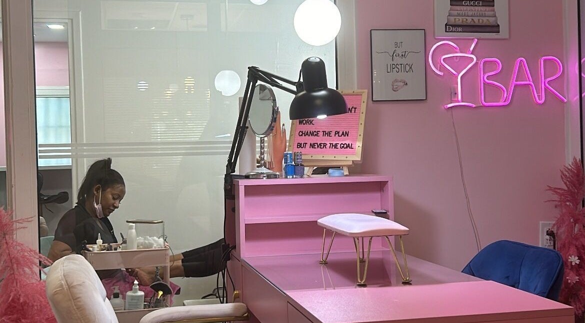 Cozy beauty treatment at Meet Me Studio, Cole Bay, Dutch Sint Maarten, US. Pink decor and relaxation atmosphere.