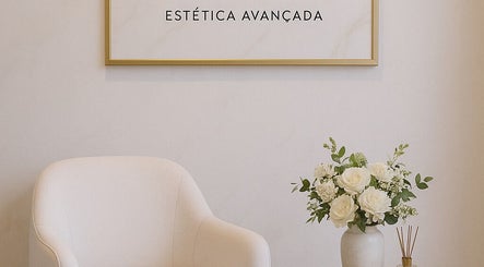 Cantinho elegante com flores na Silvia Kethellen Estética Avançada, Ceará, Ceará, BR.
