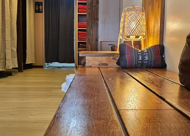 Cozy waiting area at Piyawat Thai Massage Maylands, Western Australia, AU with warm lighting and Thai decor.