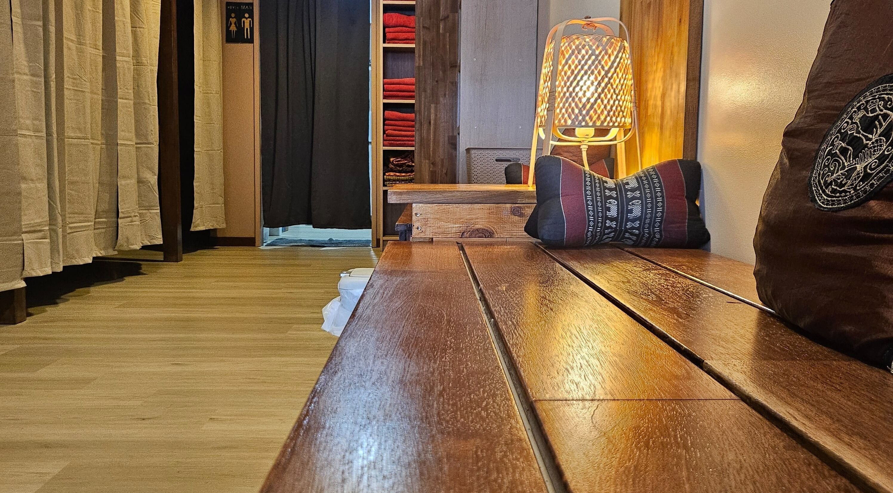 Cozy waiting area at Piyawat Thai Massage Maylands, Western Australia, AU with warm lighting and Thai decor.