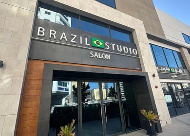 Fachada do Brazil Studio Salon em estilo moderno localizado em Manama, Manama, BH.