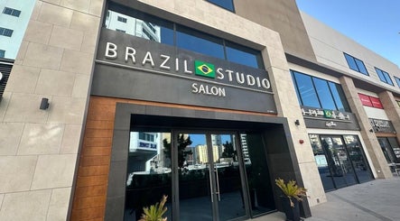 Fachada do Brazil Studio Salon em estilo moderno localizado em Manama, Manama, BH.