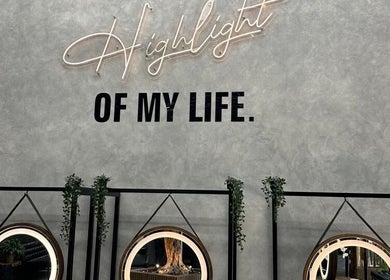 Espelhos circulares com iluminação no Brazil Studio Salon, Manama, Manama, BH. Ambiente moderno e sofisticado.