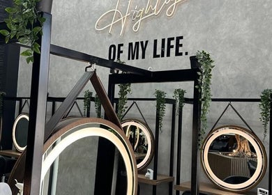 Espelhos iluminados no Brazil Studio Salon, Manama, Manama, BH, criando ambiente sofisticado e moderno.