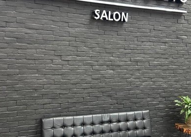 Paredes de tijolo e decoração moderna no Brazil Studio Salon, Manama, Manama, BH.