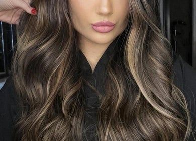 Cabelo ondulado estilizado no Brazil Studio Salon, Manama, Manama, BH.