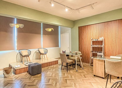 Elegant interior of L'Instant Mains et Pieds in Quatre Bornes, Plaines Wilhems District, MU showcasing spa setup.