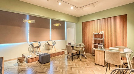Elegant interior of L'Instant Mains et Pieds in Quatre Bornes, Plaines Wilhems District, MU showcasing spa setup.