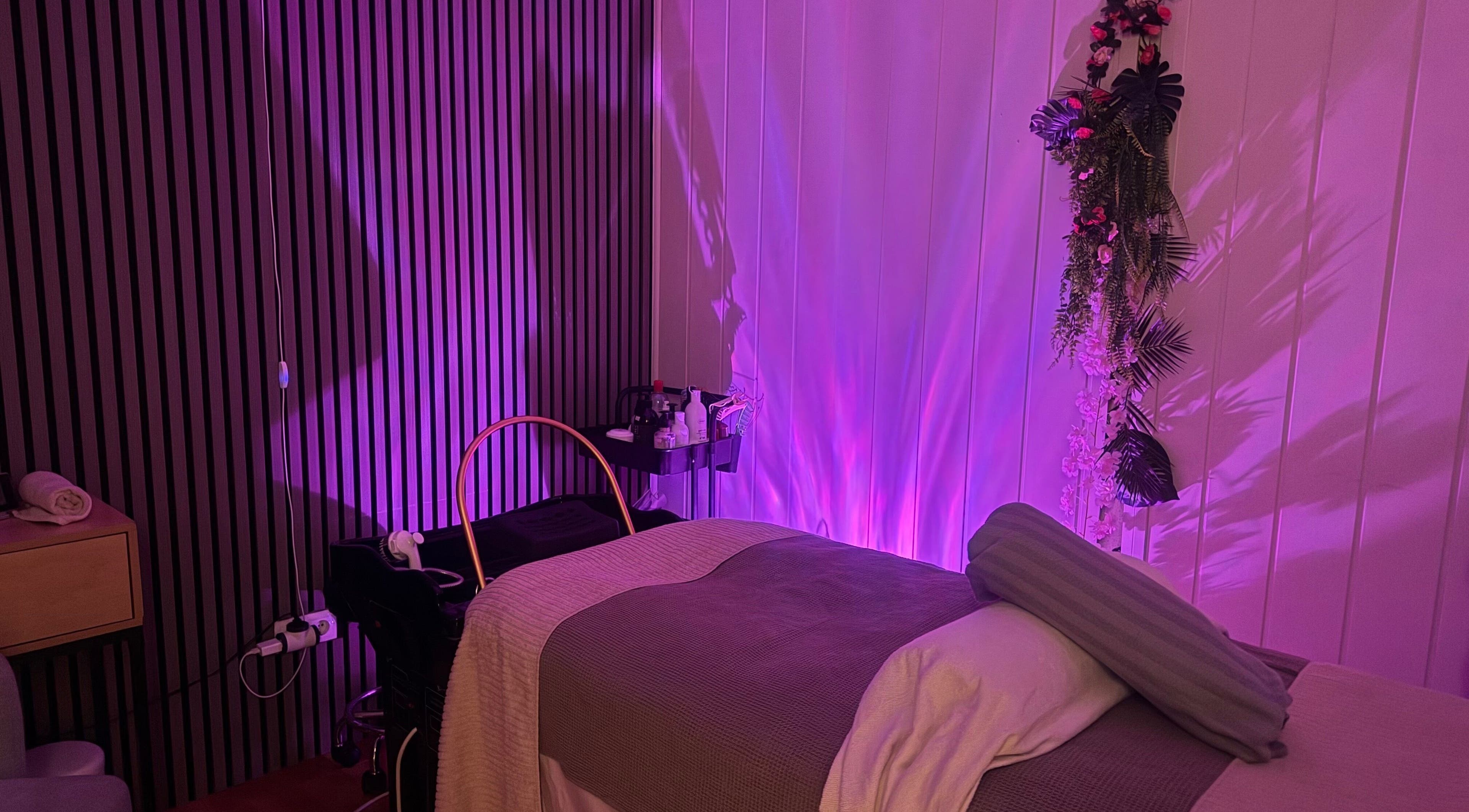 Sala de relajación en Orillea Son Ferriol, Son Ferriol, Illes Balears, ES con tonos violetas y decoración floral.