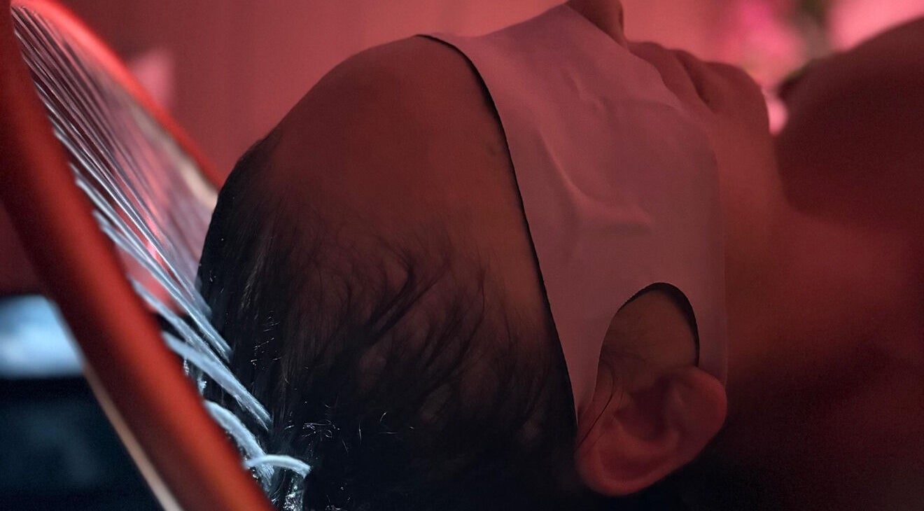 Tratamiento facial relajante en Orillea Palma, Palma, Illes Balears, ES, con máscara sobre el rostro.