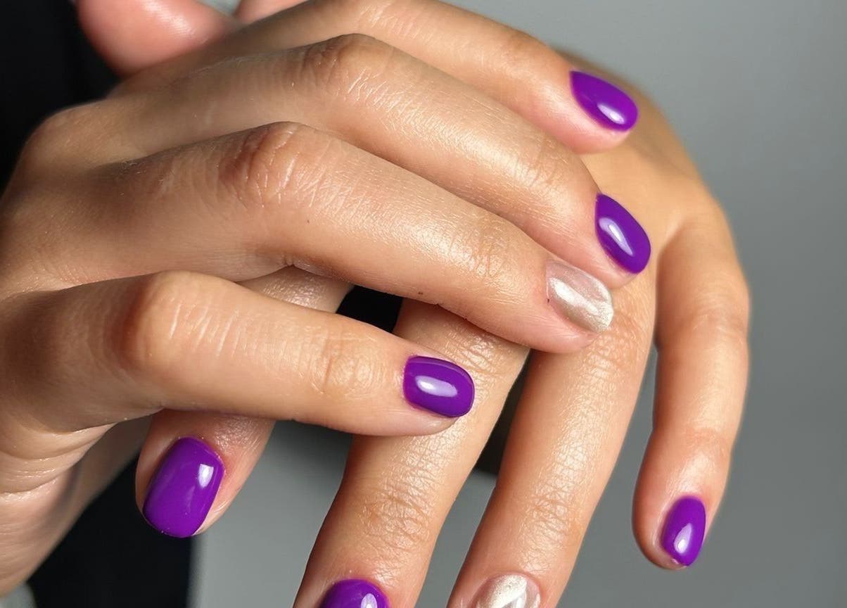 Manicura colorida en Orillea Palma, Palma, Illes Balears, ES con esmalte púrpura y plateado.