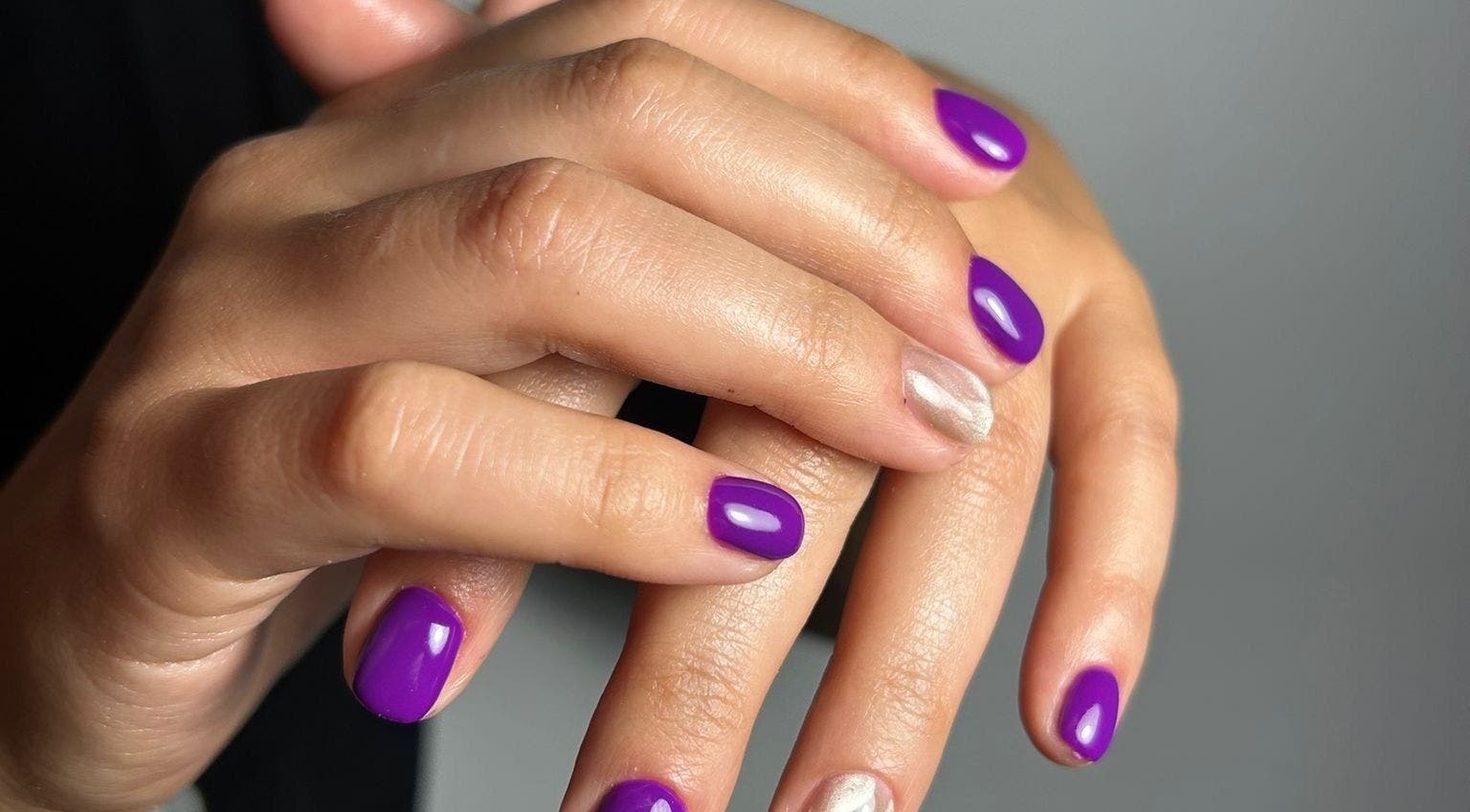 Manicura colorida en Orillea Palma, Palma, Illes Balears, ES con esmalte púrpura y plateado.