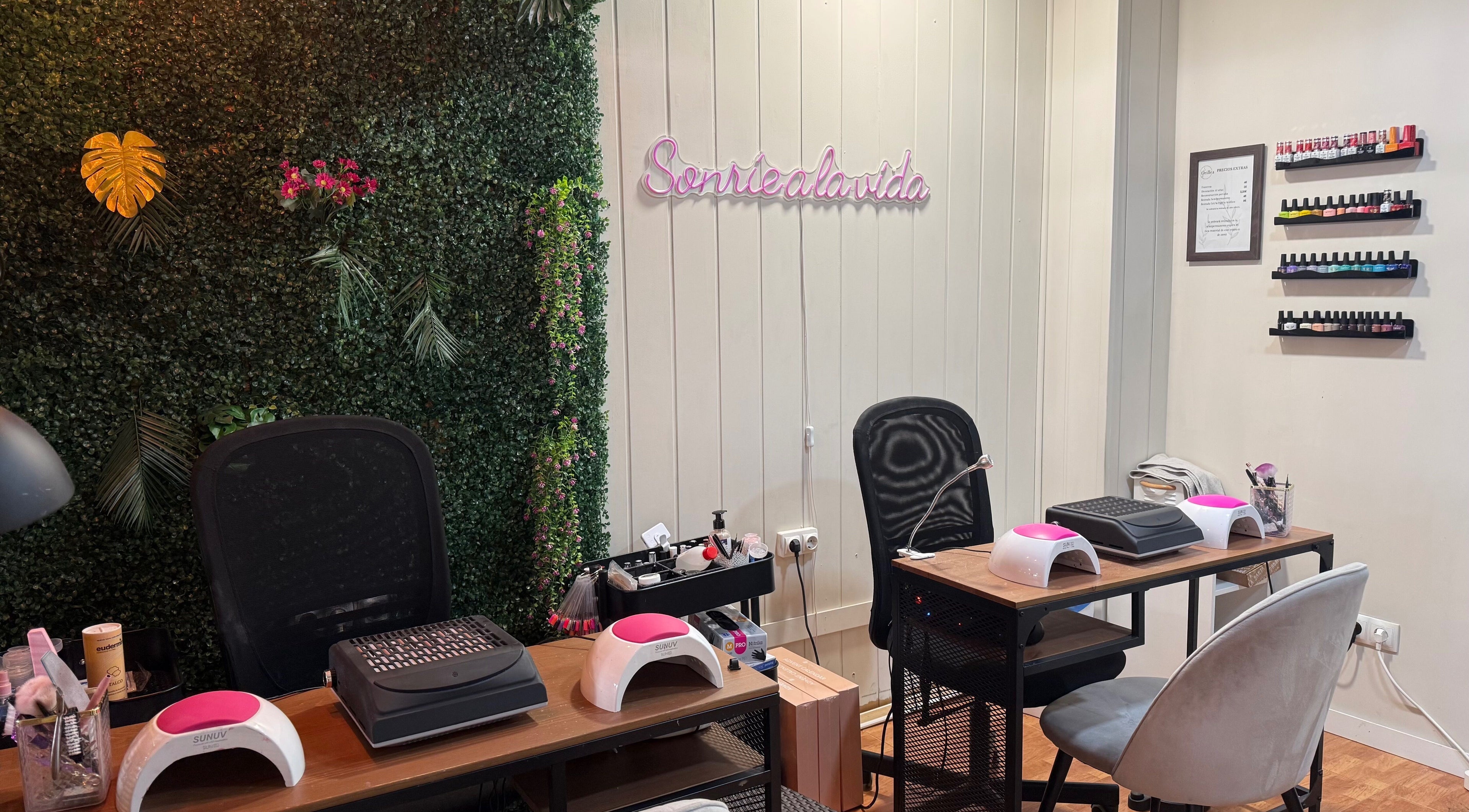 Salón de belleza en Orillea Son Ferriol con decoración verde exuberante, Son Ferriol, Illes Balears, ES.