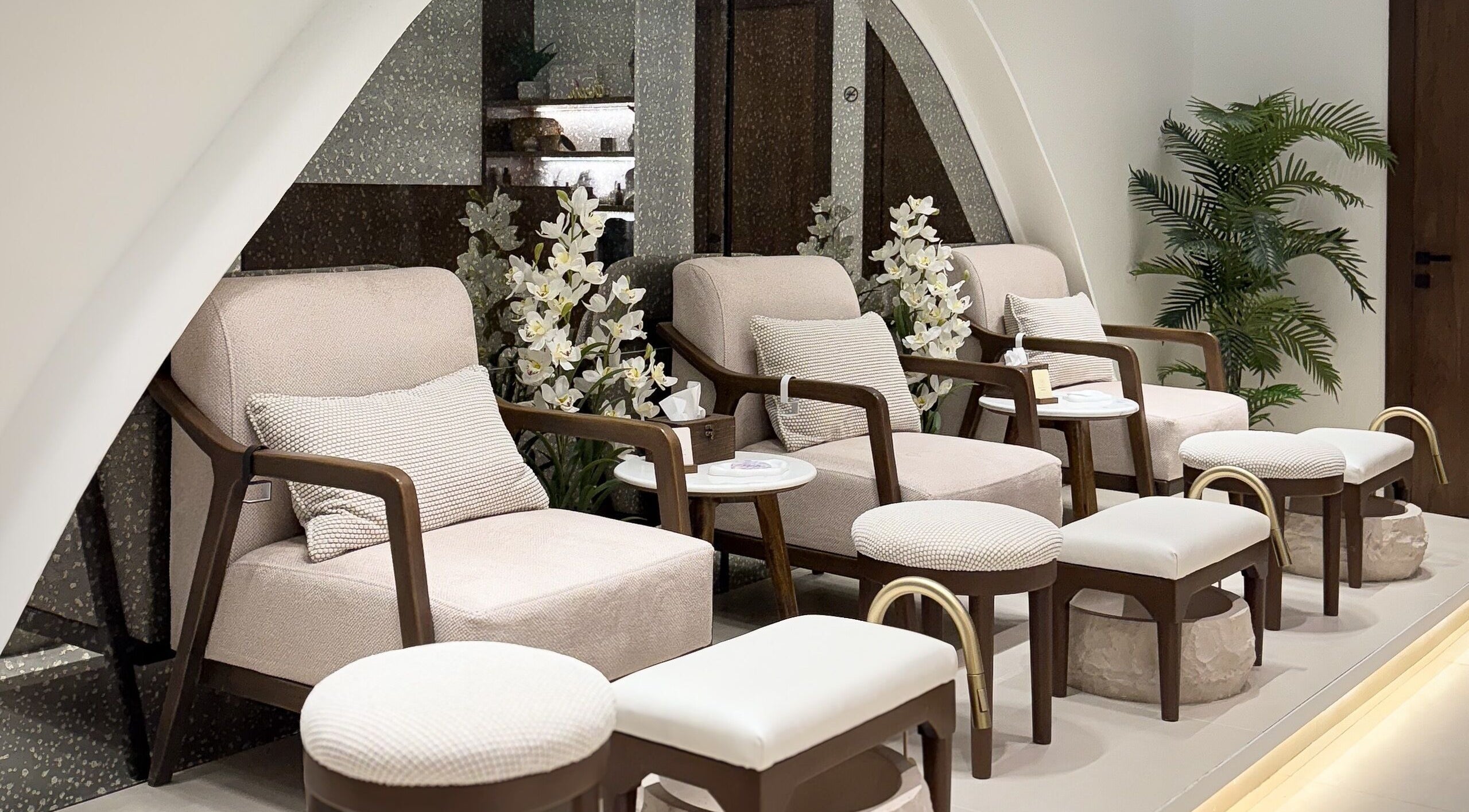 Elegant seating area at Gee Salon in Riyadh, Riyadh Province, SA with plush chairs and decorative plants.