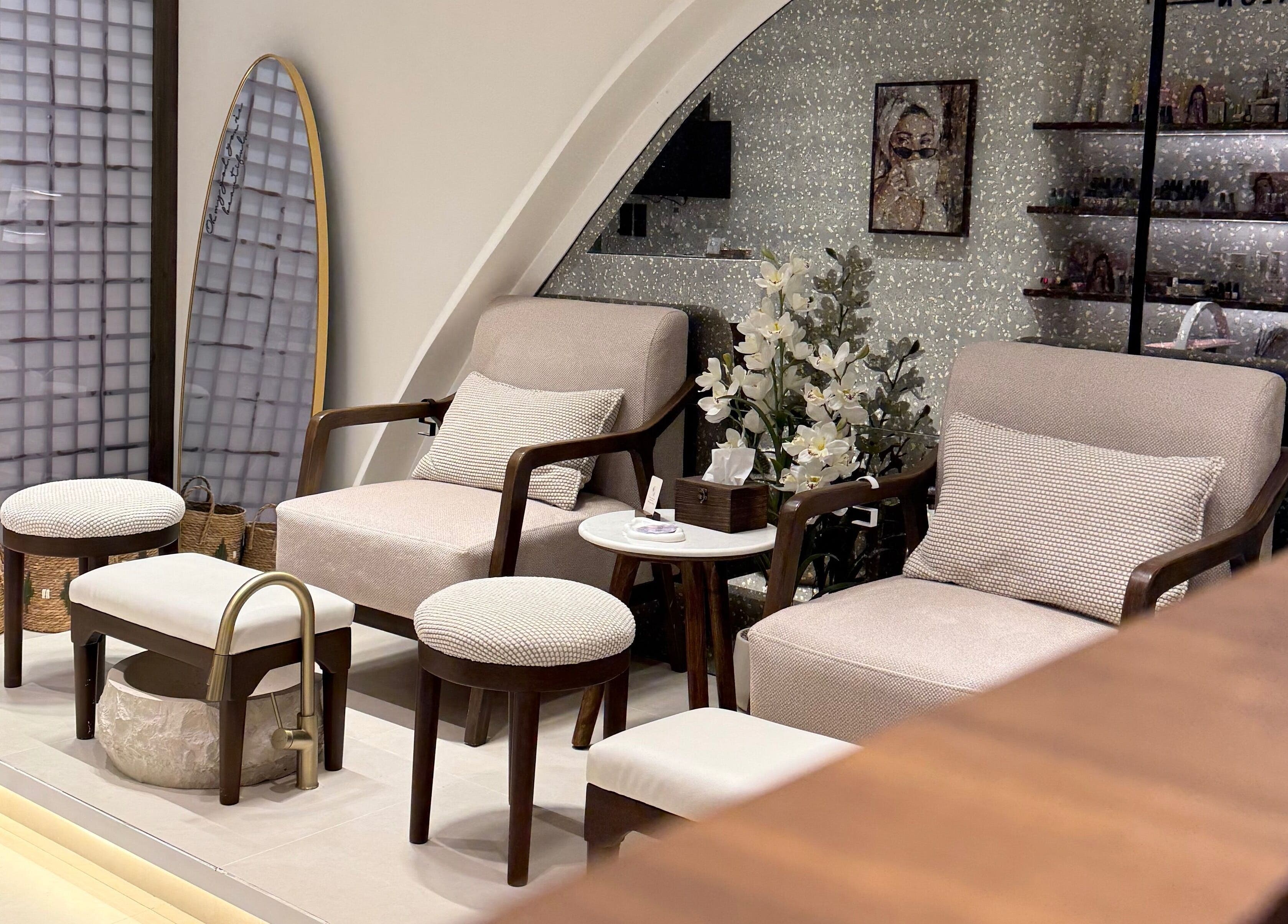 Relaxing seating area at Gee Salon, Riyadh, Riyadh Province, SA with plush chairs and serene decor.