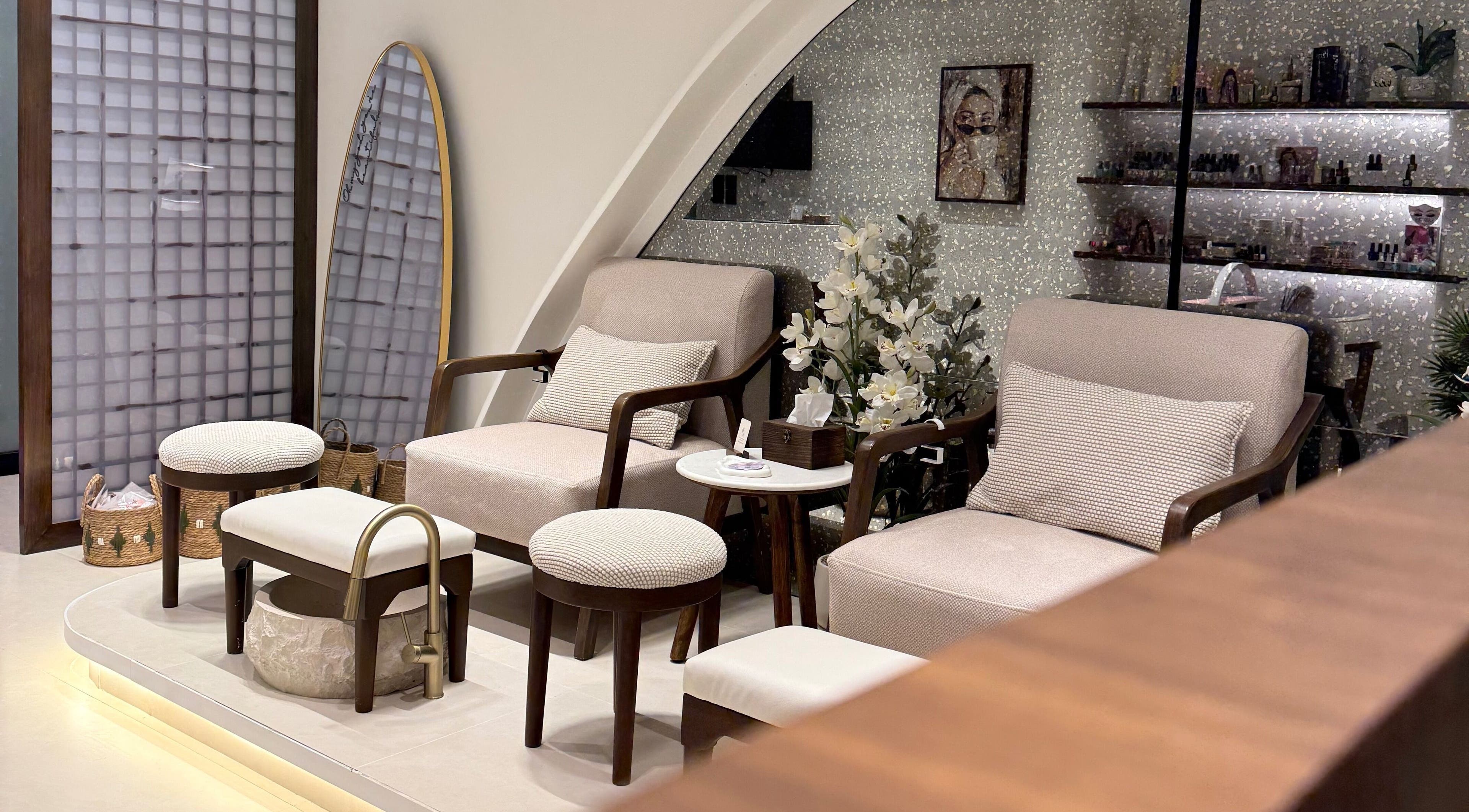 Relaxing seating area at Gee Salon, Riyadh, Riyadh Province, SA with plush chairs and serene decor.
