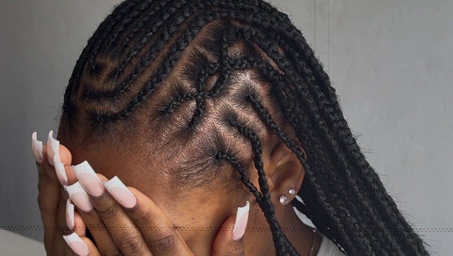 Elegant vlechten bij MINAHAIR._ in Vilvoorde, Vlaanderen, BE. Perfecte hair styling voor elke gelegenheid.