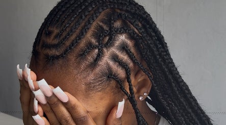 Elegant vlechten bij MINAHAIR._ in Vilvoorde, Vlaanderen, BE. Perfecte hair styling voor elke gelegenheid.